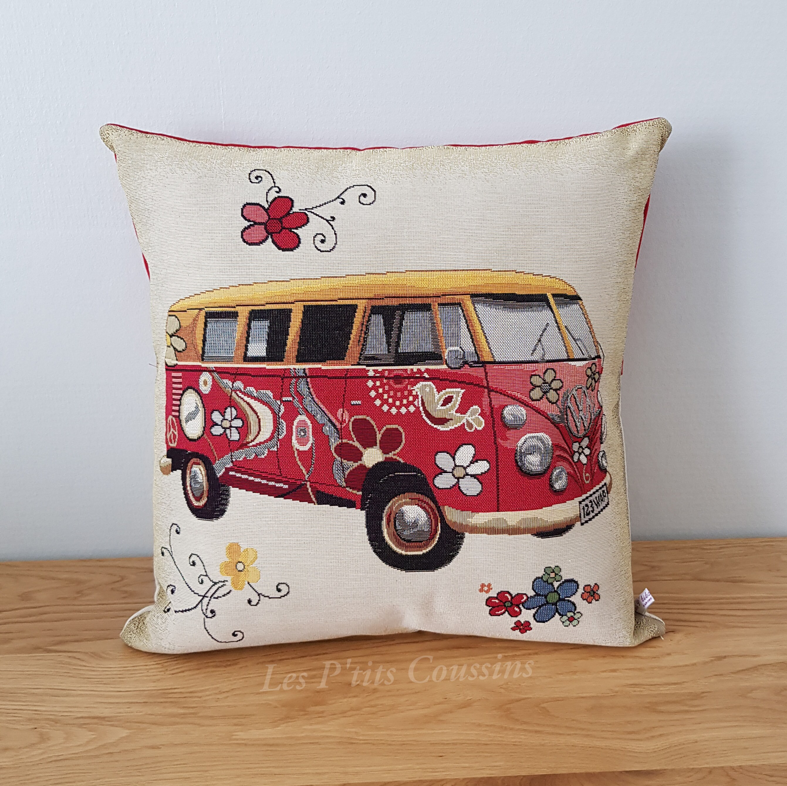 Housse de Coussin Aux Motifs d'un Combi-Vw Rouge sur Fond Beige Au Style Vintage avec ou Sans Fleurs