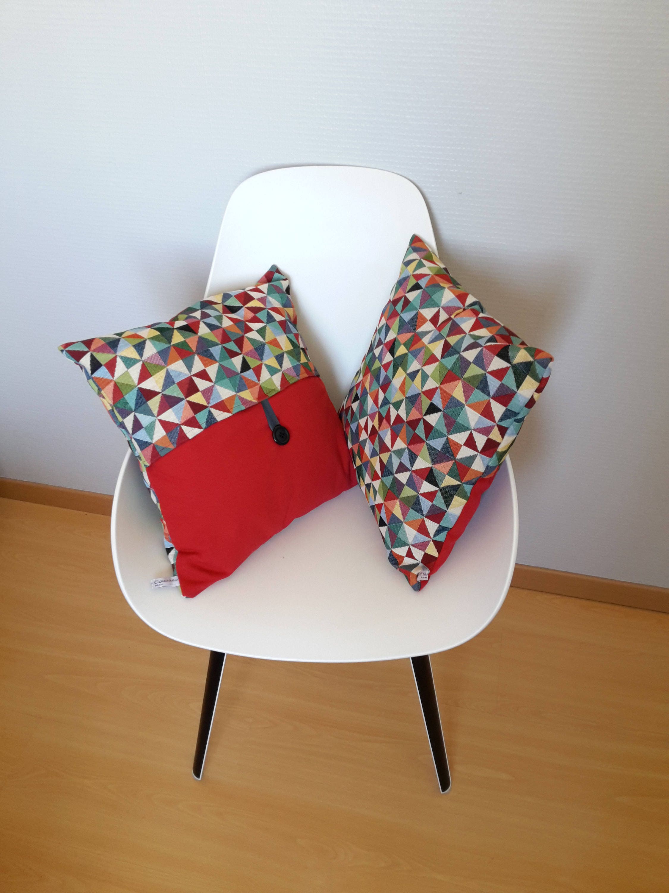 Housse de Coussin Aux Motifs Géométriques Triangles à Dominance Rouge