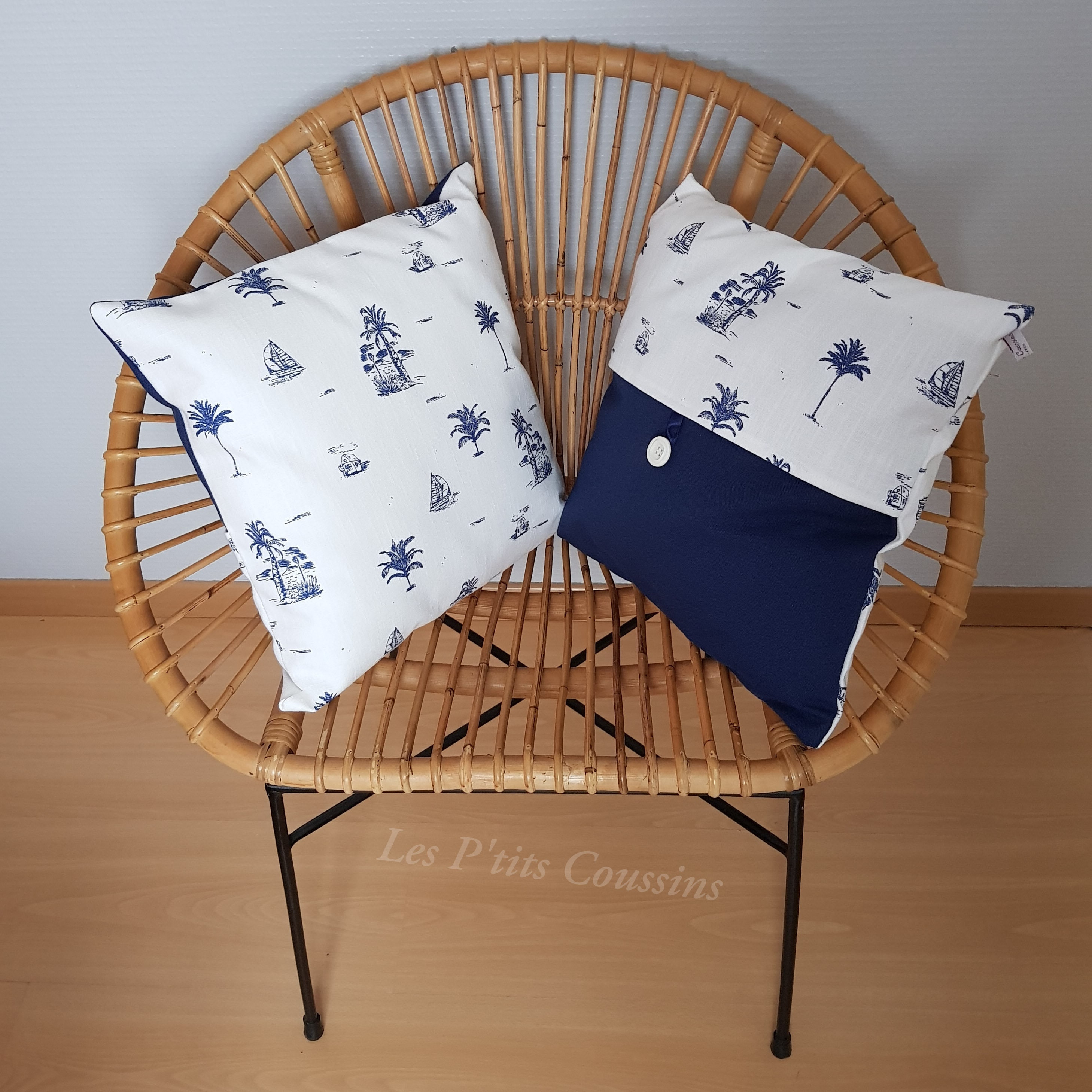 Housse de Coussin Aux Motifs Marins Voiliers et Palmiers en Bleu Marine sur Fond Blanc