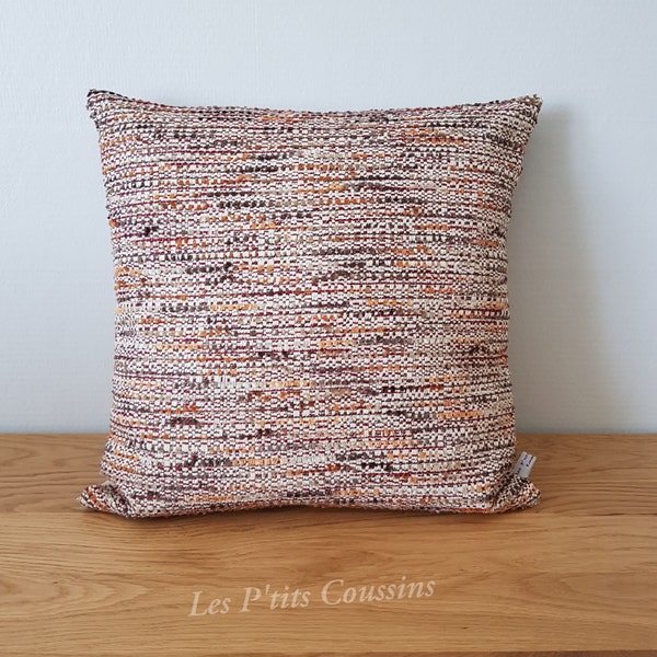 Housse de coussin effet chiné en beige et marron avec touche d'orange, accessoire déco salon classique, coussin tissé beige et marron clair