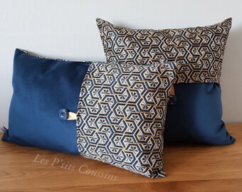 Housse de coussin décoratif aux motifs géométriques bleu marine et dorés, coussin déco moderne