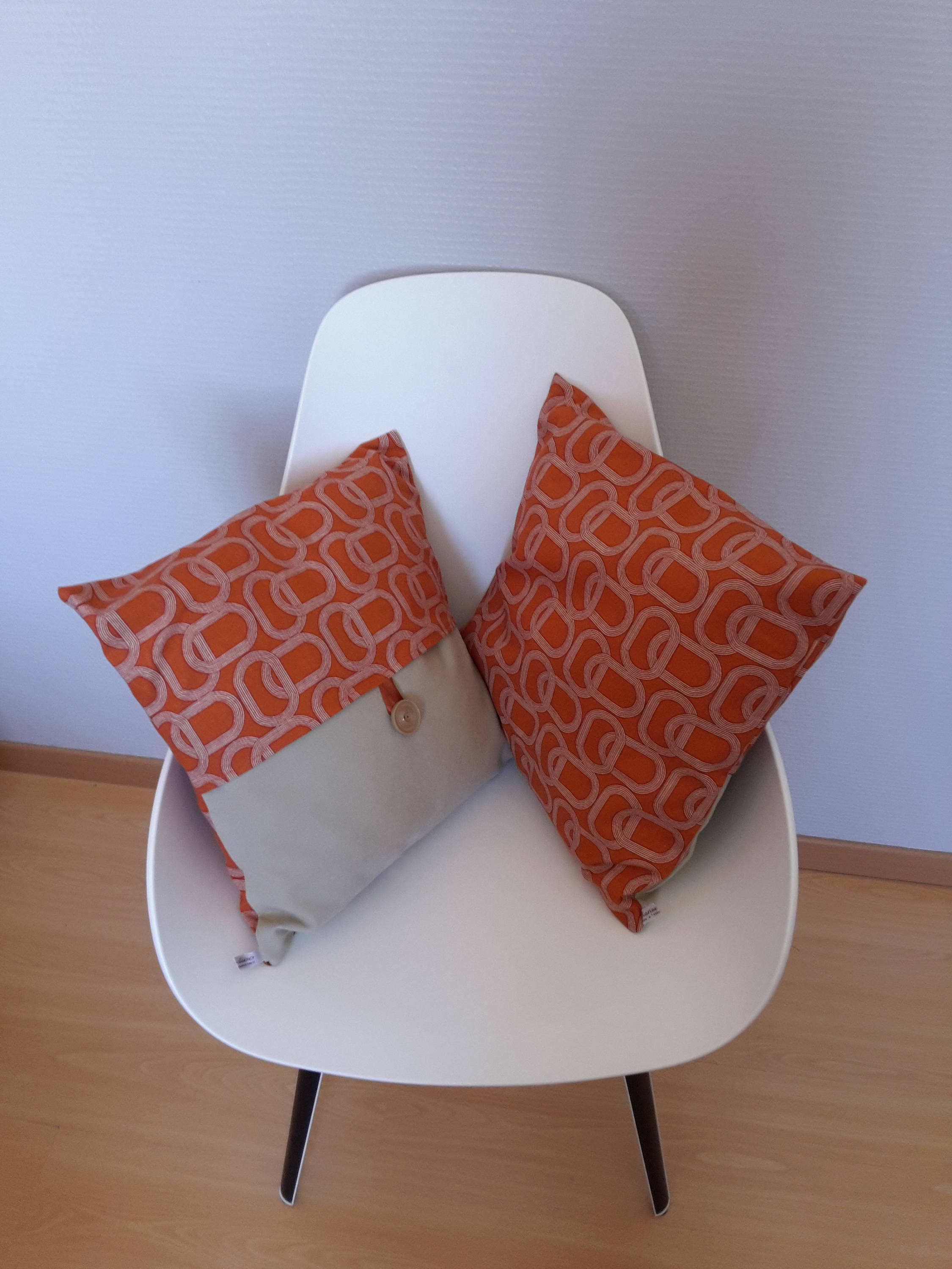 Housse de Coussin Aux Motifs Géométriques Orange et Taupe Clair Pour Une Décoration Intemporelle
