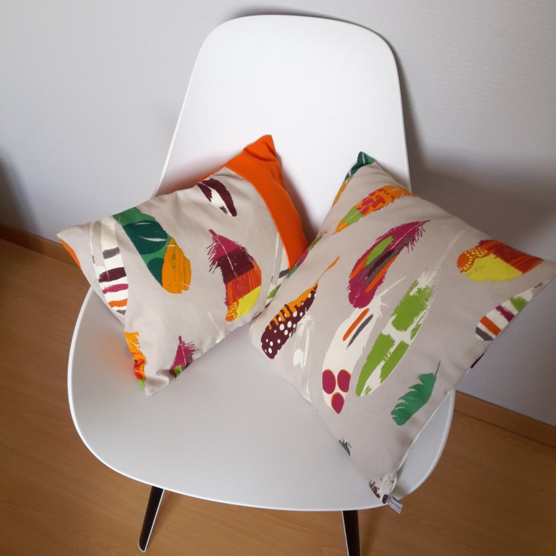 Housse de Coussin Aux Motifs Plumes Multicolores sur Fond Couleur Taupe Clair, Pour Une Décoration O