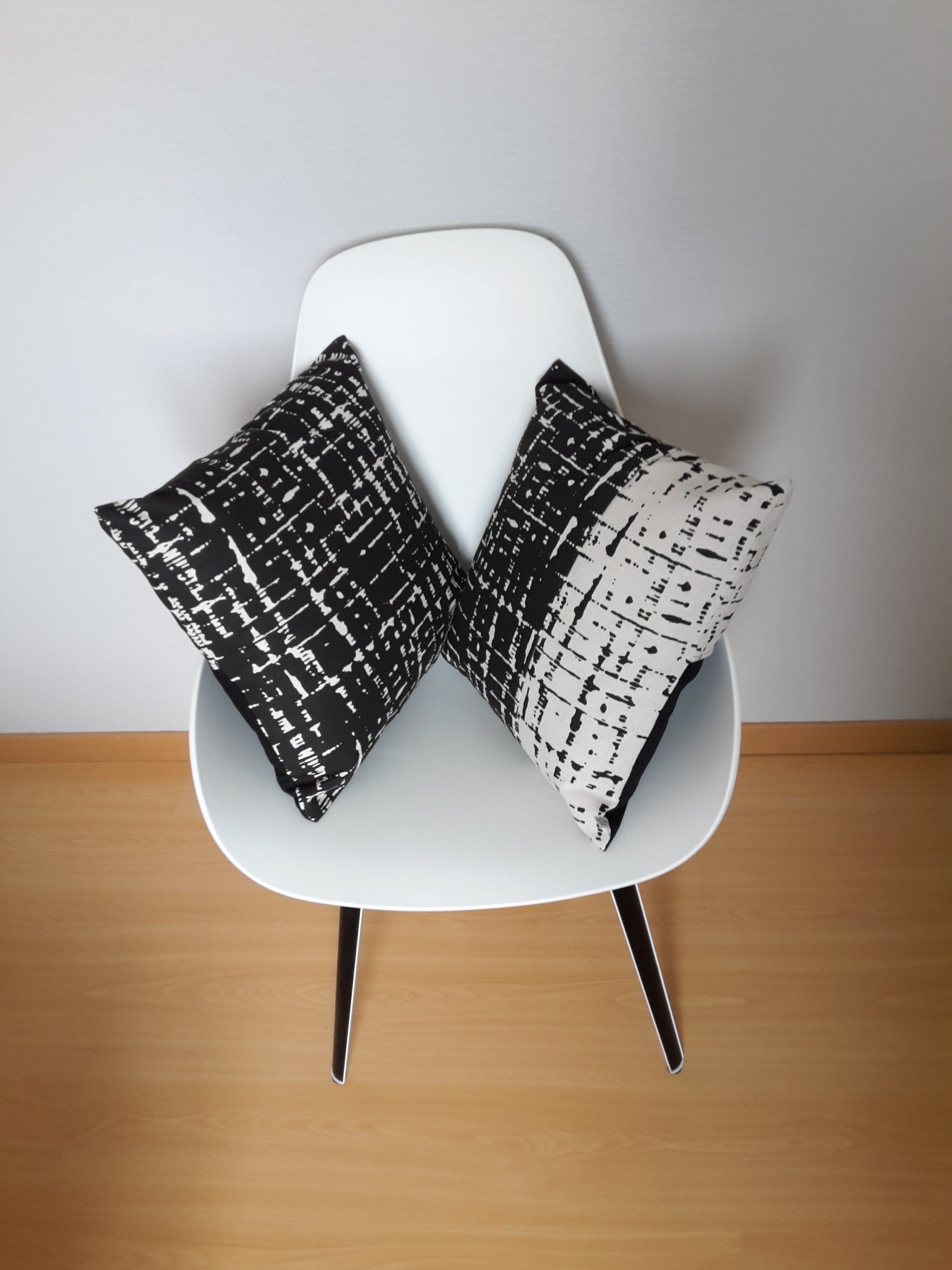 Housse de Coussin Aux Motifs Géométriques Très Graphique en Noir et Lin