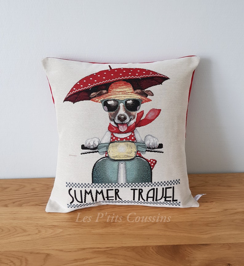 Housse de coussin décoratif aux motifs de M et Mme Jack Russell sur leur side-car rouge, coussin motif animaux Scooter Mme Jack