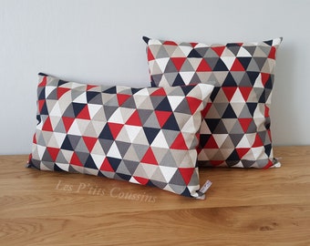Housse de coussin aux motifs géométriques rouge noir et gris avec une touche de blanc