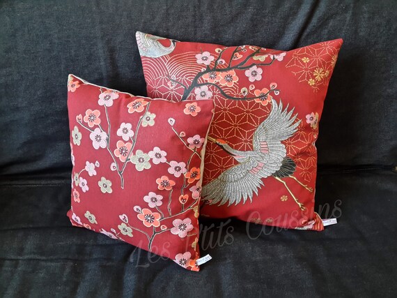 Housse De Coussin Aux Motifs De Fleurs De Cerisier Japonais Et Doiseau Sur Fond Rouge Pour Une Touche Asiatique Dans Votre Décoration