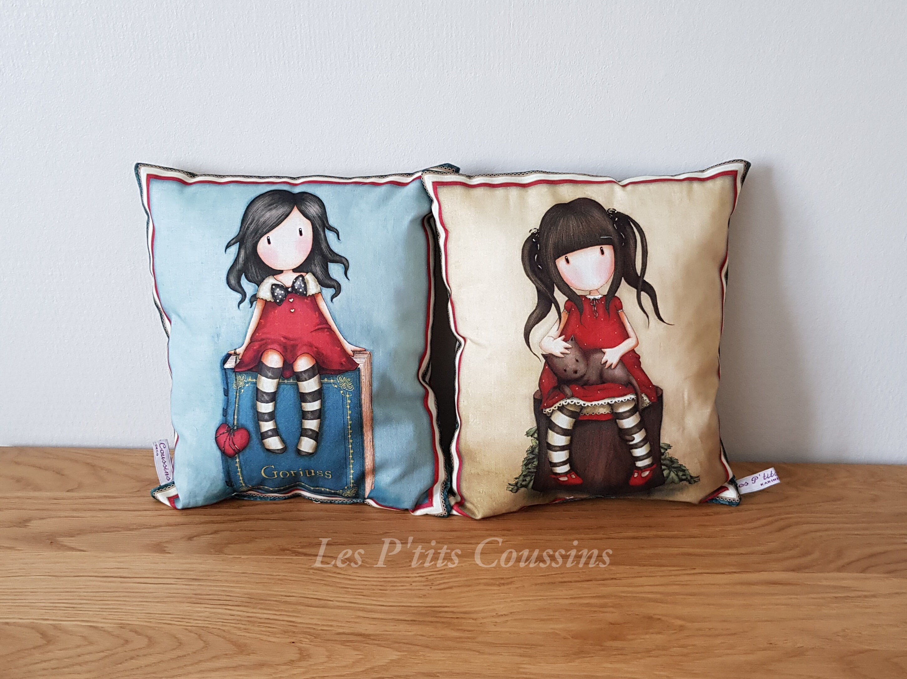 Coussin Aux Motifs d'une Petite Fille avec Son Chat ou Une Pomme