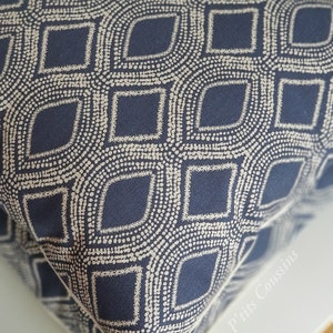 Housse de coussin aux motifs géométriques en bleu et lin image 5