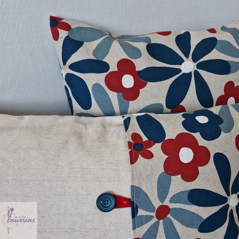 Housse de coussin motifs vintage de fleurs colorées en bleu canard, rouge et lin, accessoire de décoration vintage image 9