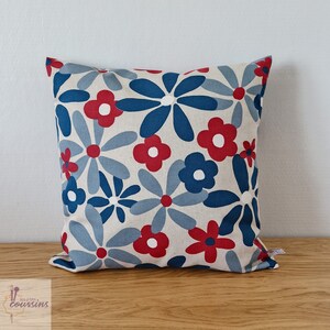 Housse de coussin motifs vintage de fleurs colorées en bleu canard, rouge et lin, accessoire de décoration vintage image 2