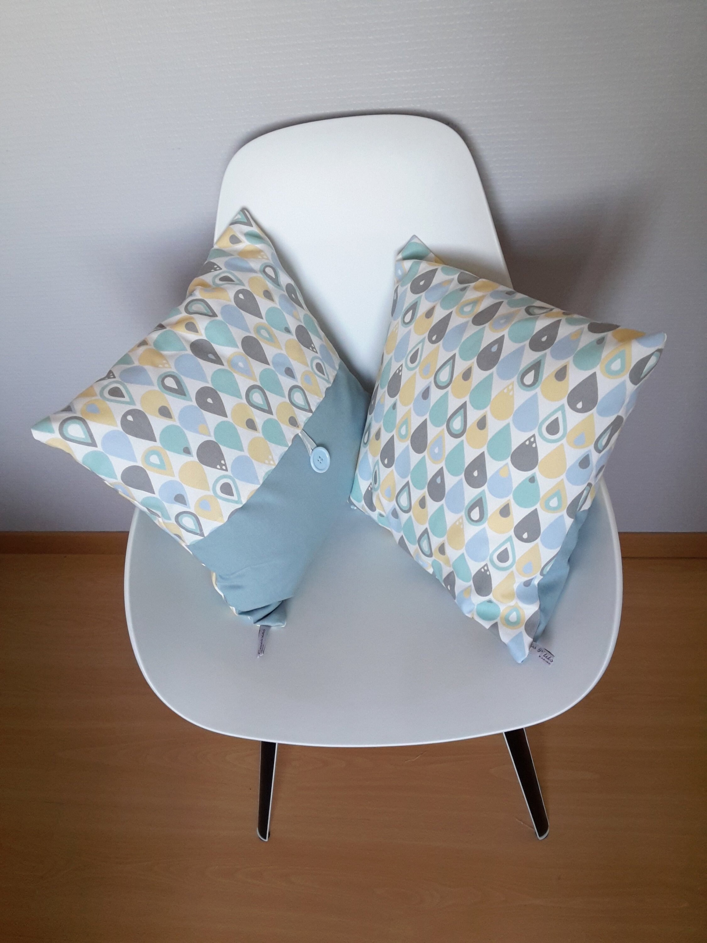 Housse de Coussin Aux Motifs Géométriques Gouttes d'eau Dans Les Tons Gris et Bleu avec Des Touches 