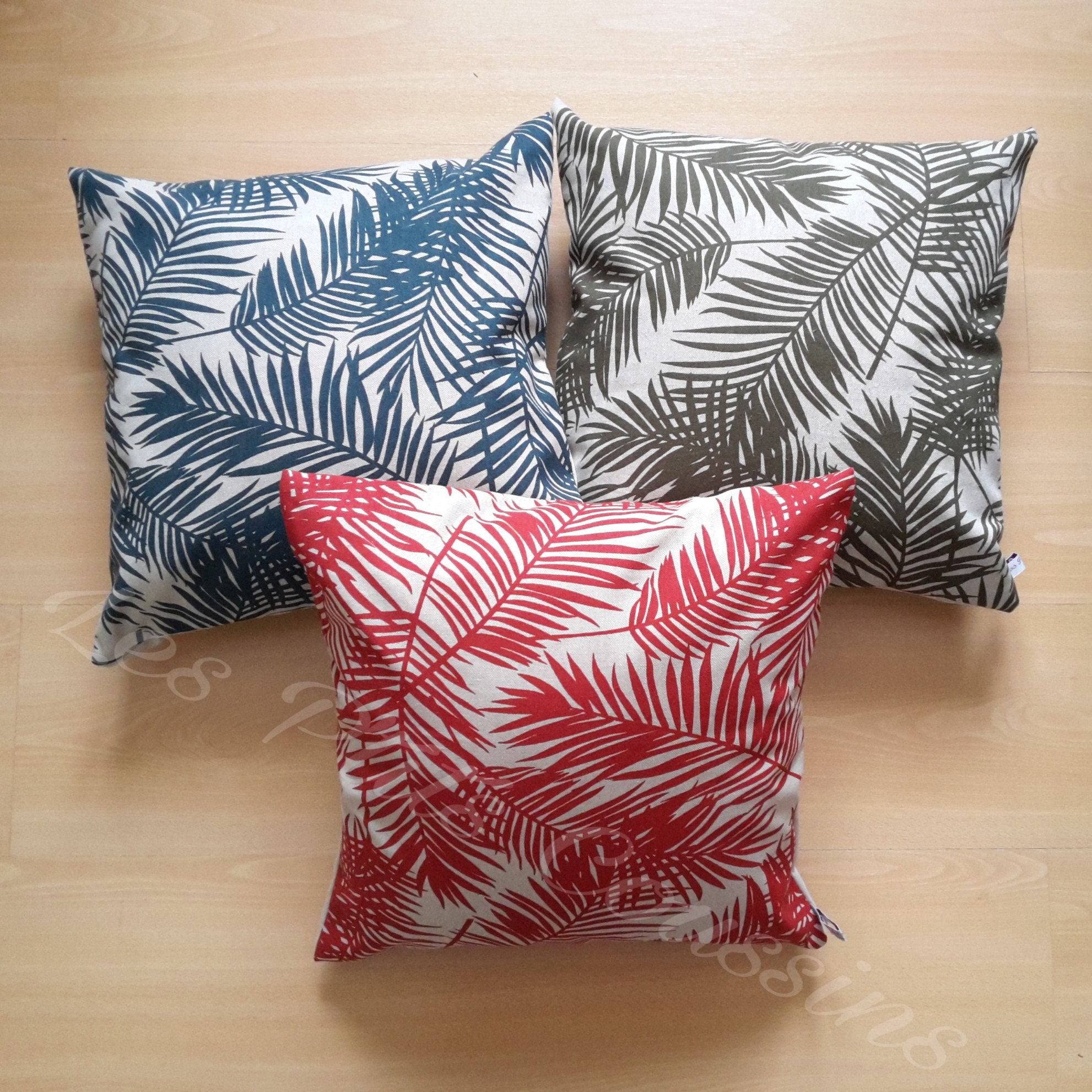 Housse de Coussin Aux Motifs Tropicaux Feuillages Exotiques en Vert ou Kaki Rouge Corail