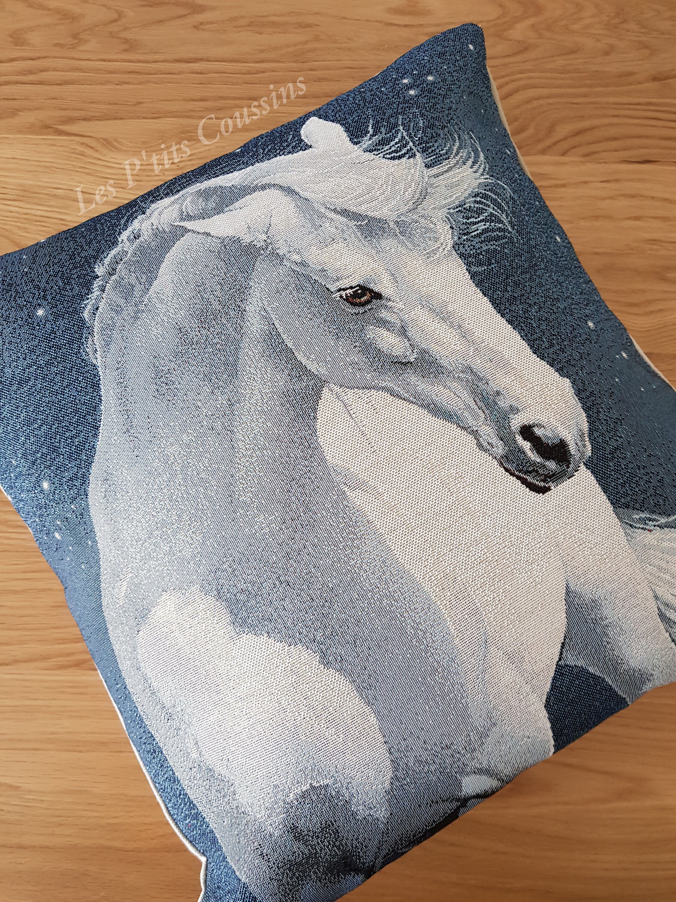 Housse de Coussin Aux Motifs d'un Superbe Cheval Blanc sur Fond Bleu Nuit Étoilée