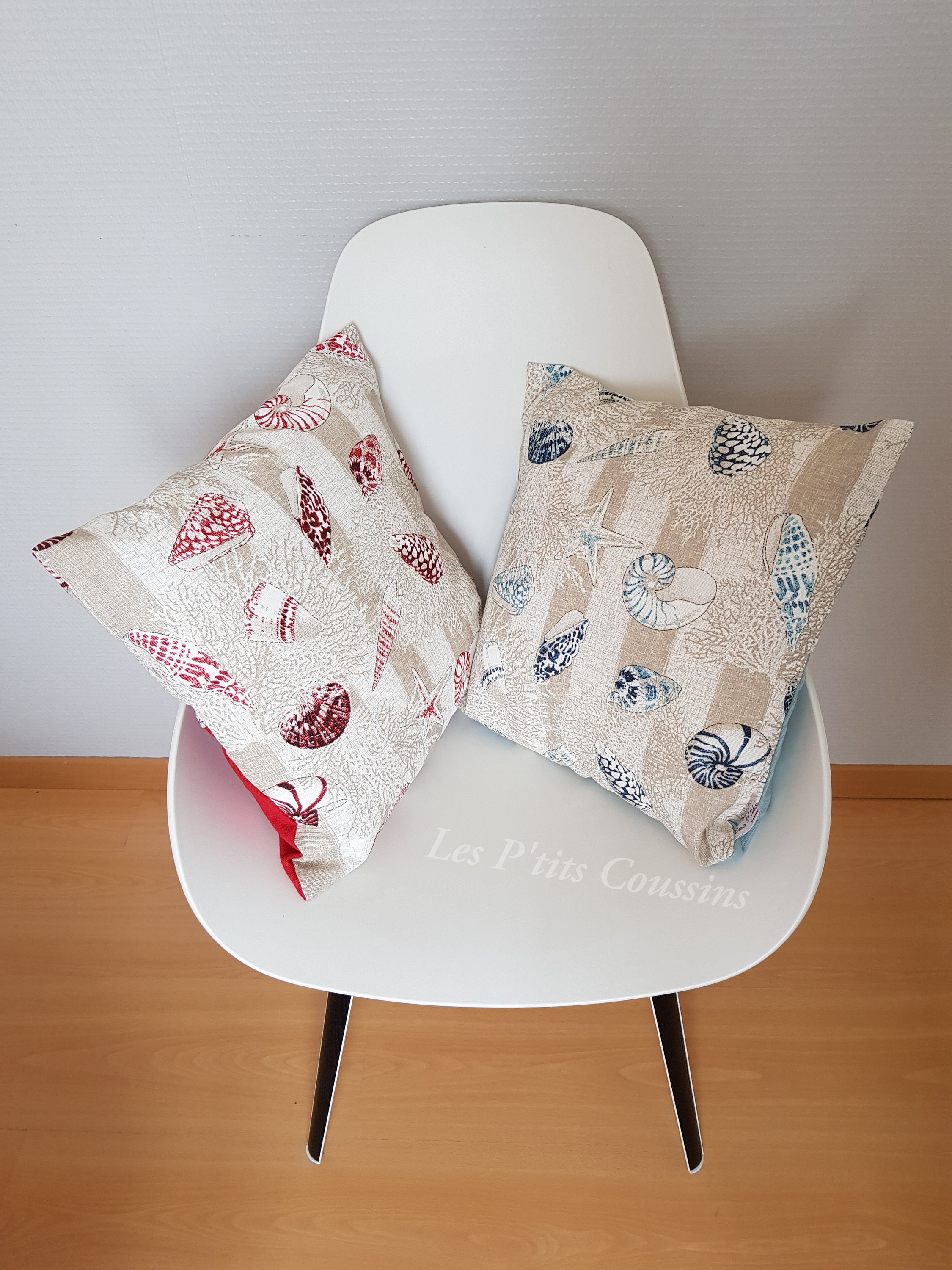 Housse de Coussin Aux Motifs Marins Coquillages Dans Les Tons Bleu ou Rouge