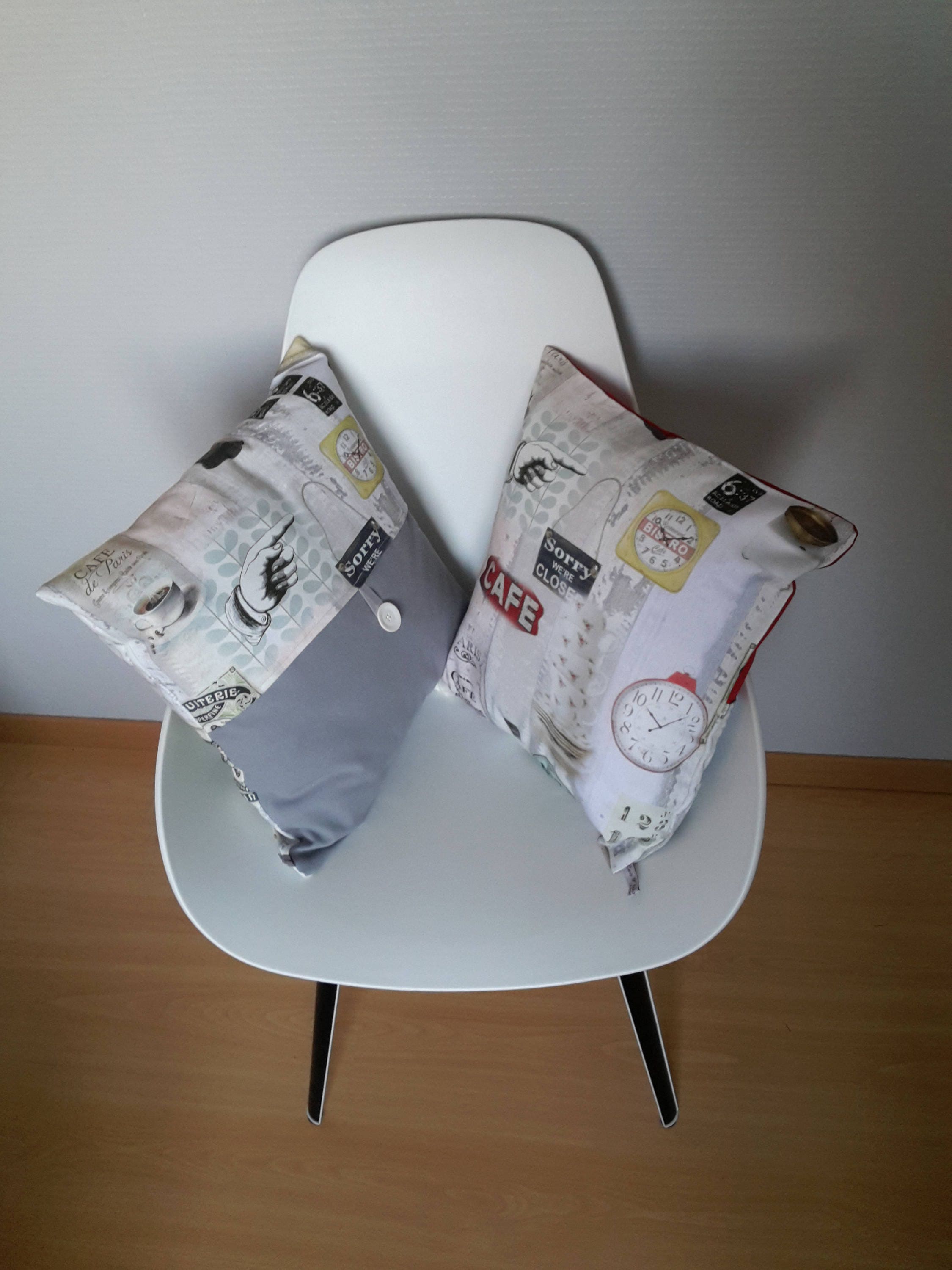 Housse de Coussin Au Style Industriel et Cosy Vintage Dans Les Tons Gris Clair Rouge