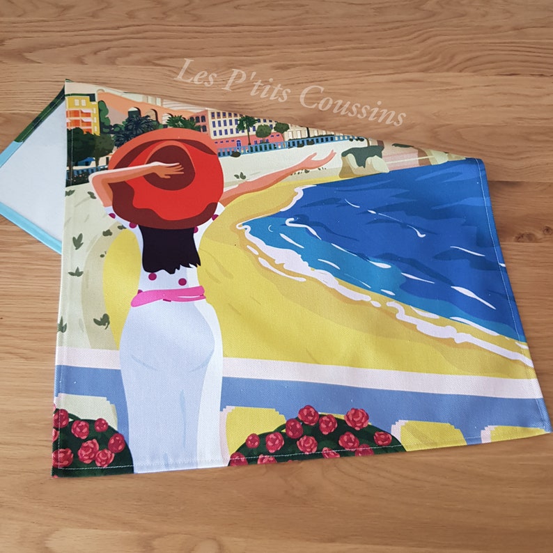 Torchon de cuisine motifs marins de femmes sur la riviera, essuie main marin, linge de maison bord de mer, torchon vaisselle Au chapeau rouge