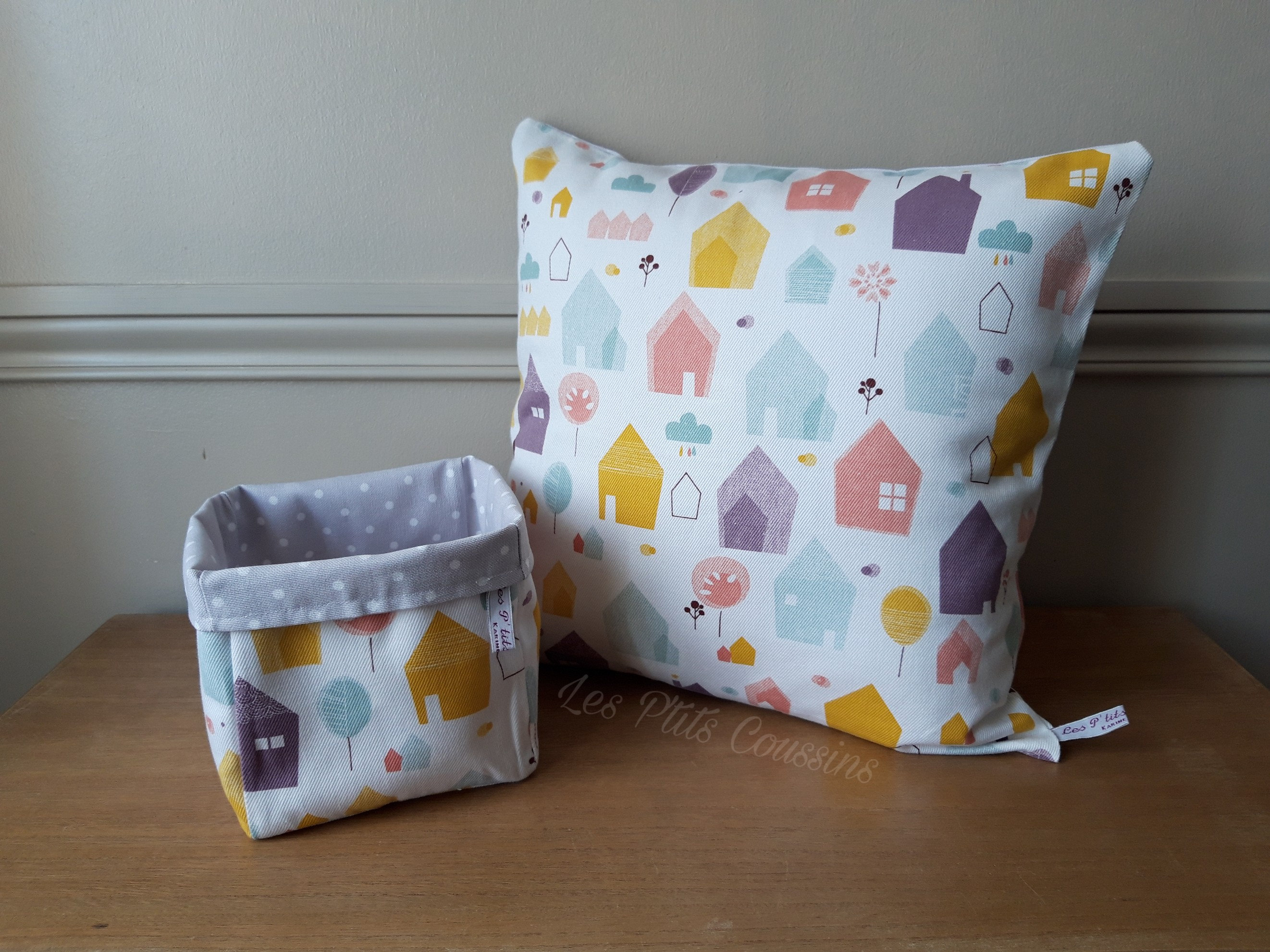 Housse de Coussin et Panière Aux Motifs Petites Maisons Colorées Pour La Chambre d'un Enfant ou Bébé