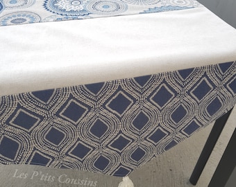Chemin de table aux différents motifs de bleu et de beige, accessoire décoration table