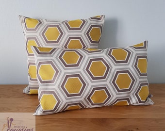 Housse de coussin motifs géométriques jaune moutarde, marron clair et beige