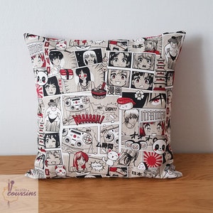 Housse de coussin aux motifs de bandes dessinées style manga, accessoire déco chambre ado, cadeau noël image 1