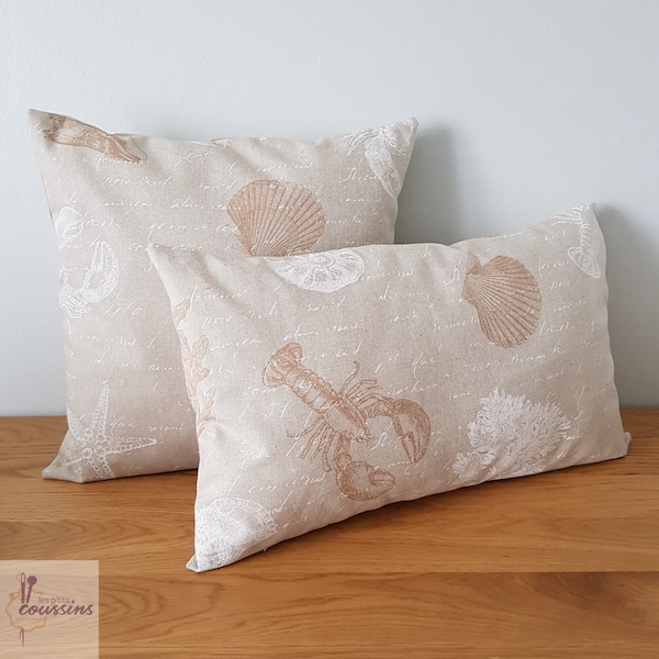 Housse de coussin aux motifs marins de coquillages et crustacés en beige et blanc, accessoire déco style marin