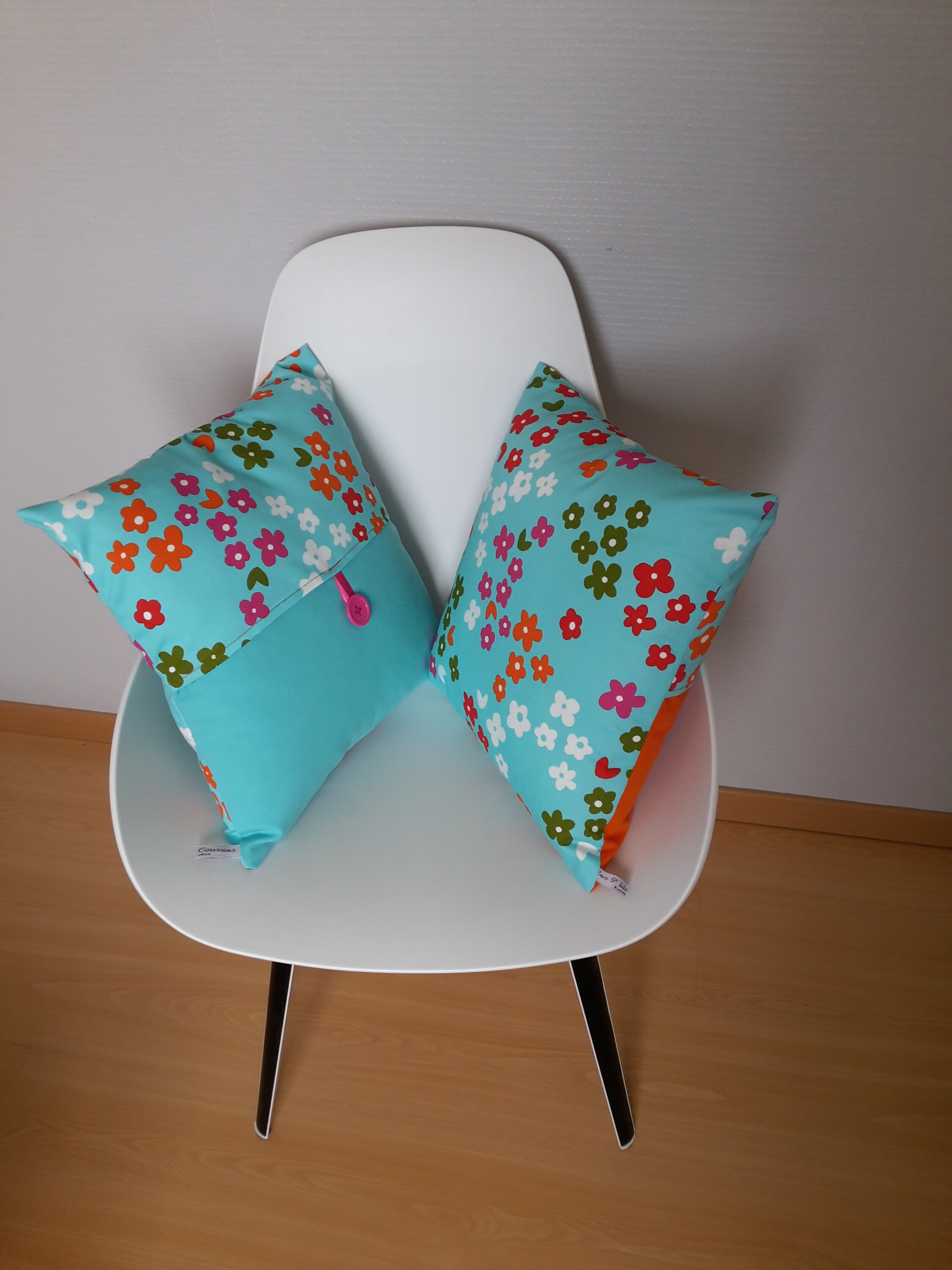 Housse de Coussin ou Panière en Tissu Aux Motifs Vintages Petites Fleurs Colorées sur Fond Turquoise