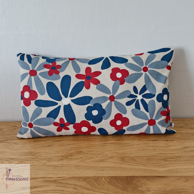 Housse de coussin motifs vintage de fleurs colorées en bleu canard, rouge et lin, accessoire de décoration vintage image 3