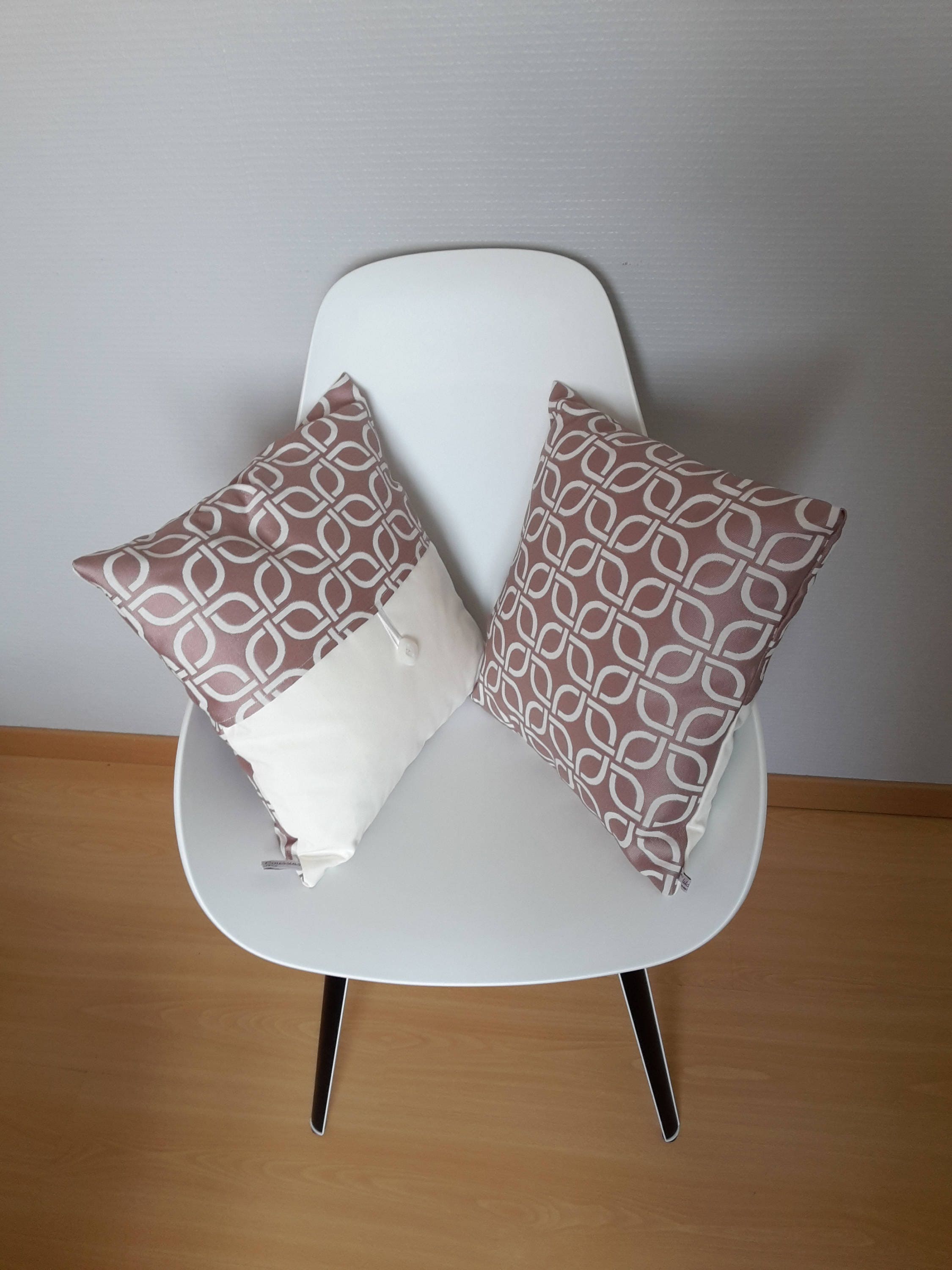 Housse de Coussin Aux Motifs Géométriques Rose et Beige Clair Au Style Moderne à L'aspect Satiné