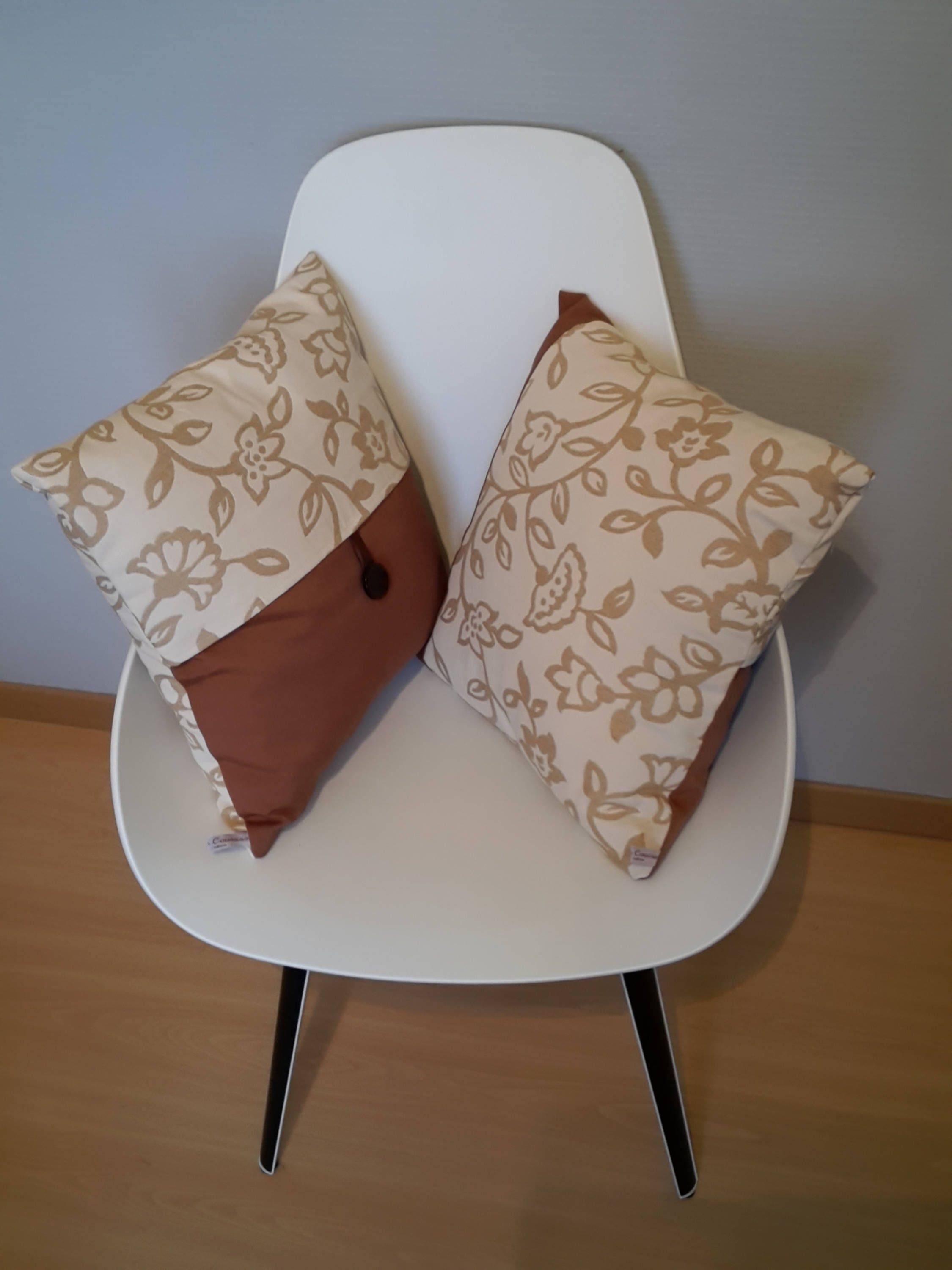 Housse de Coussin Aux Motifs Fleurs Couleur Marron sur Fond Beige