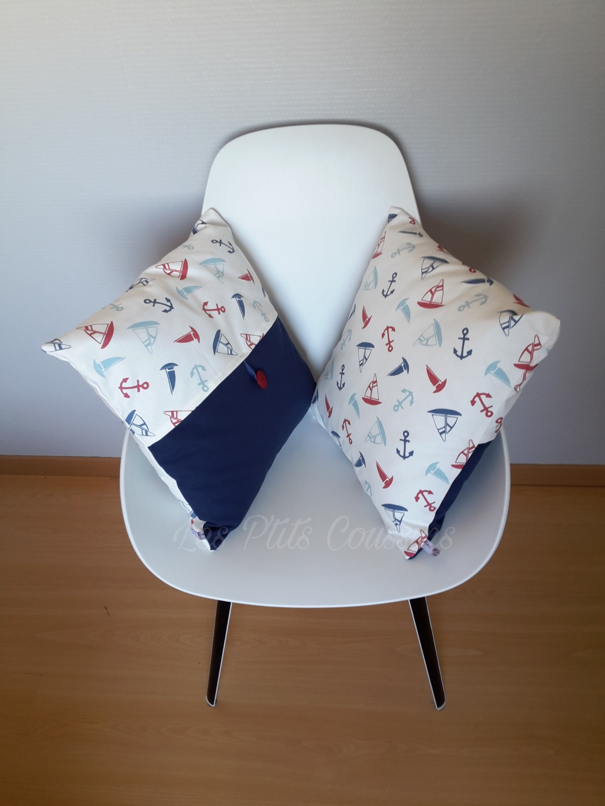 Housse de Coussin Aux Motifs Marins en Bleu et Rouge sur Fond Blanc