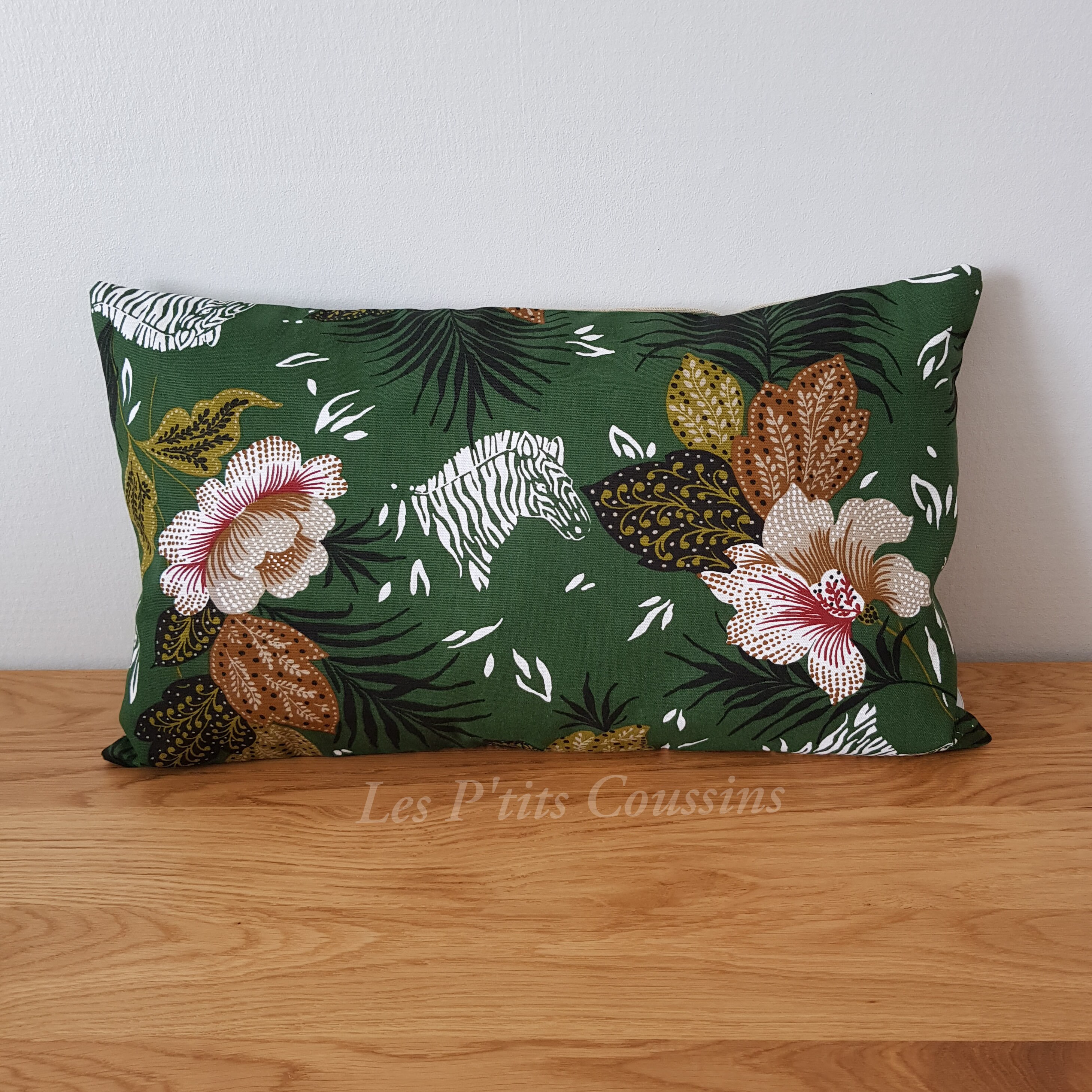 Housse de Coussin Motifs Tropicaux Fleurs Exotiques et Zèbre Pour Une Décoration Tropicale, Style Ex