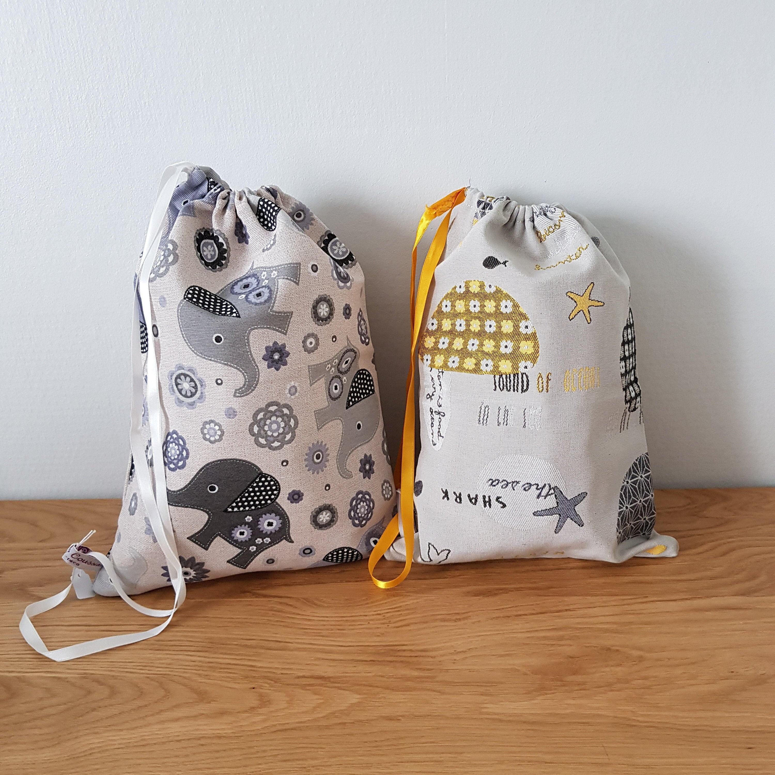 Sac à Doudou Aux Motifs d'éléphants en Gris et Beige ou de Poissons Jaune Gris