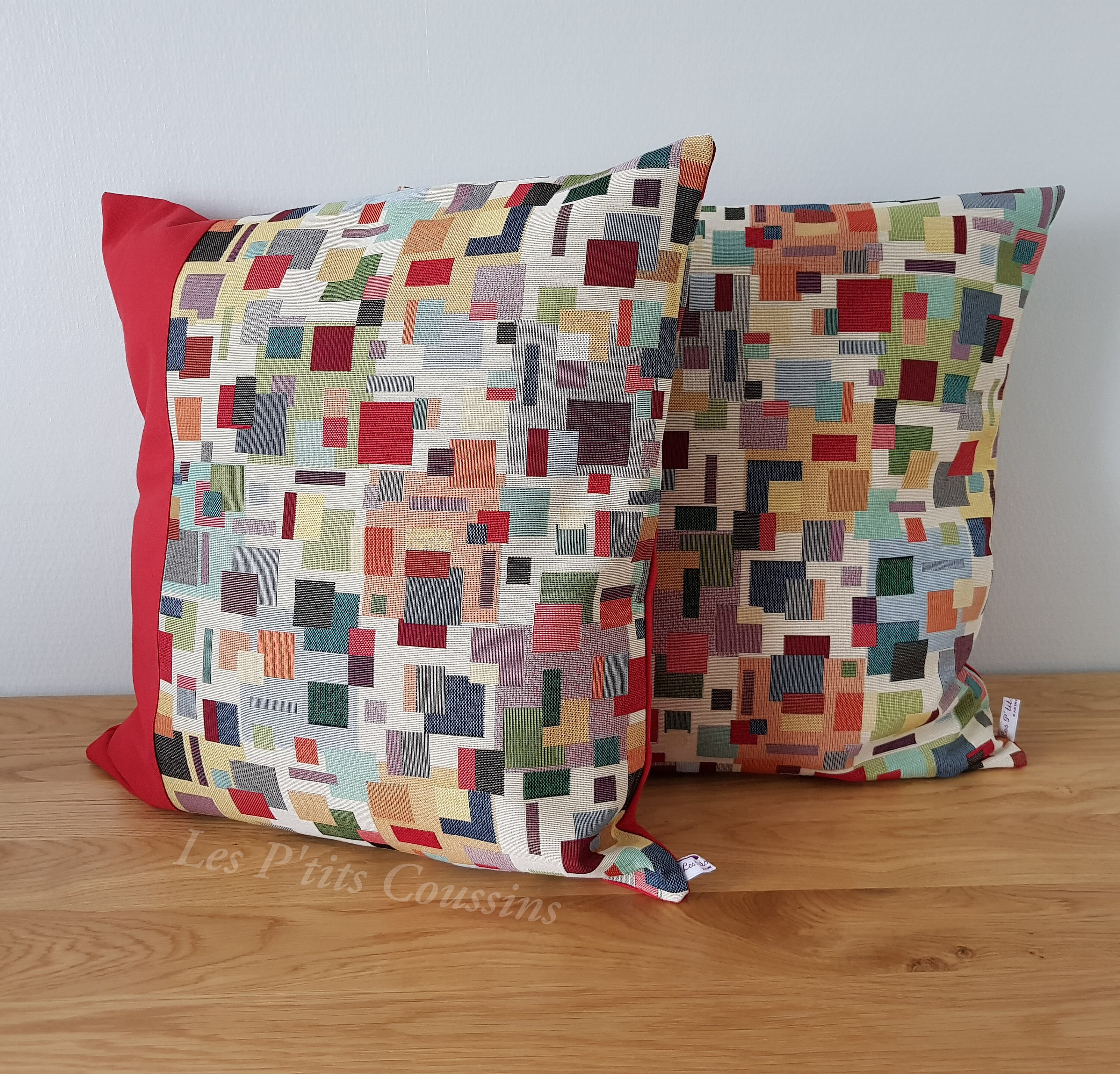 Housse de Coussin Aux Motifs Géométriques Multicolores à Dominance Rouge Pour Une Décoration Moderne