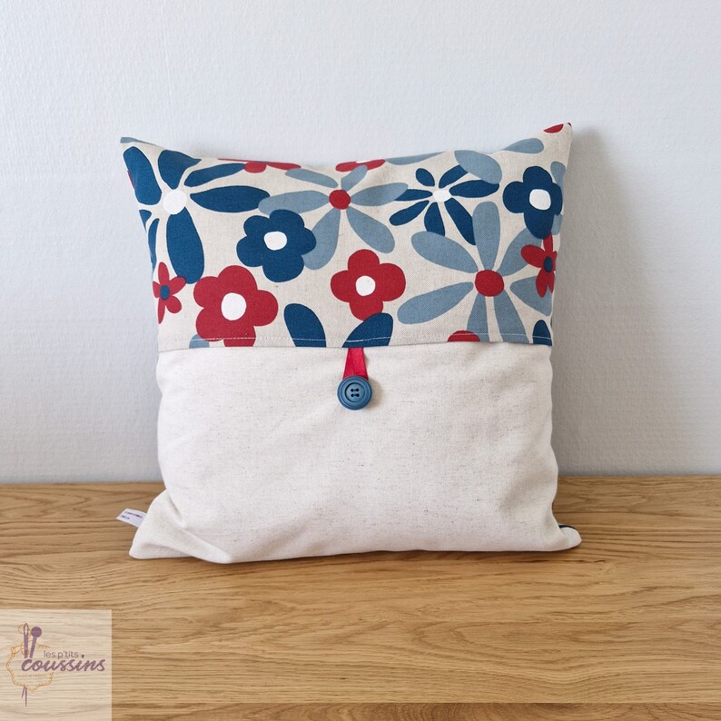 Housse de coussin motifs vintage de fleurs colorées en bleu canard, rouge et lin, accessoire de décoration vintage image 4