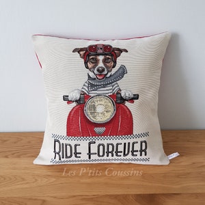 Housse de coussin décoratif aux motifs de M et Mme Jack Russell sur leur side-car rouge, coussin motif animaux Scooter M. Jack