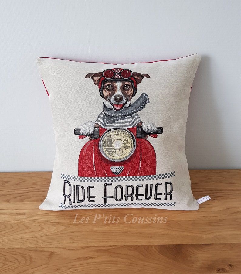 Housse de coussin décoratif aux motifs de M et Mme Jack Russell sur leur side-car rouge, coussin motif animaux Scooter M. Jack