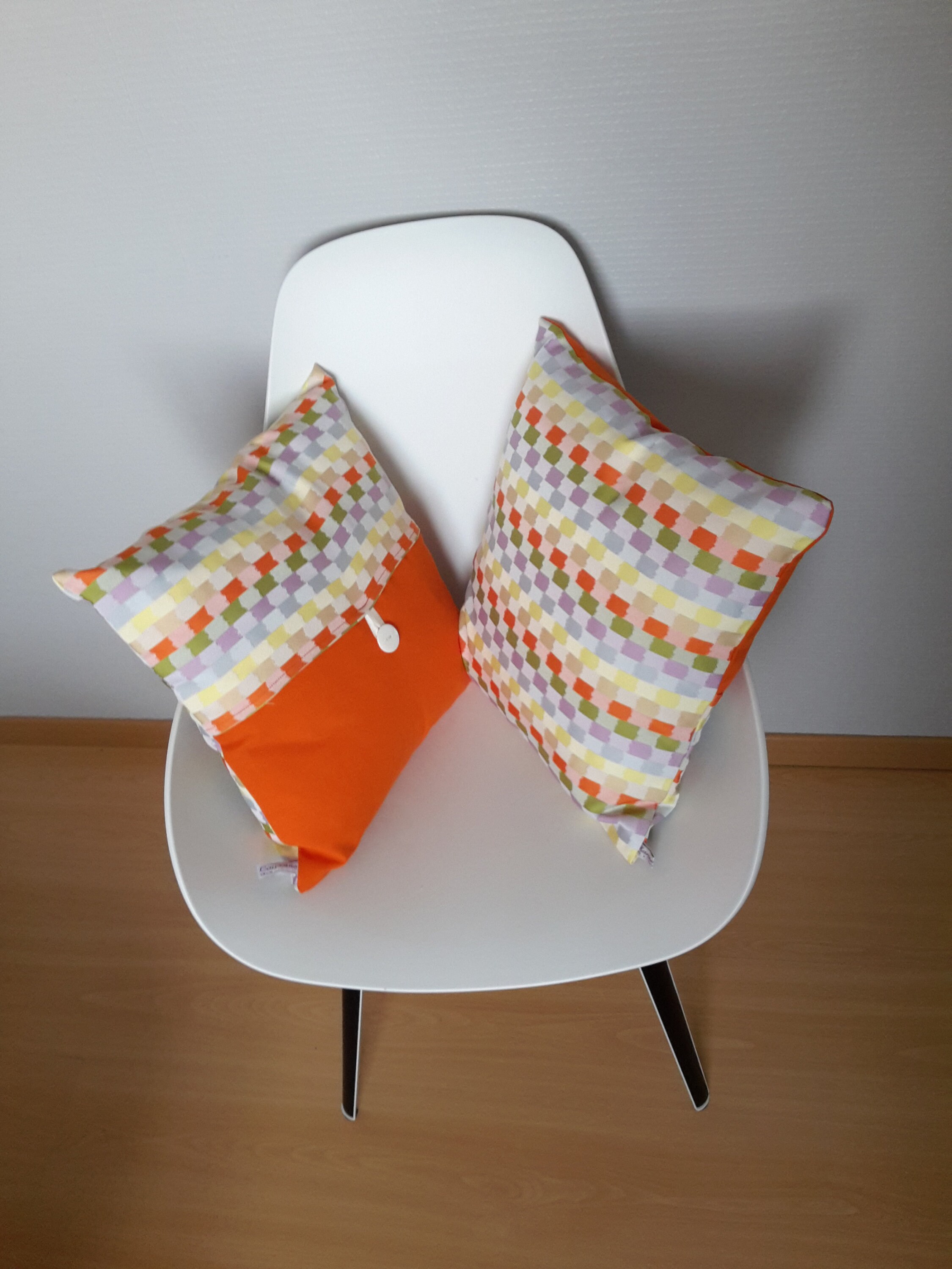 Housse de Coussin Aux Motifs Géométriques Orange et Nuances Gris ou Violet Pour Une Décoration Moder