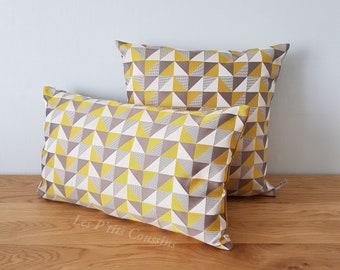 Housse de coussin motifs géométriques triangles jaune moutarde et marron clair