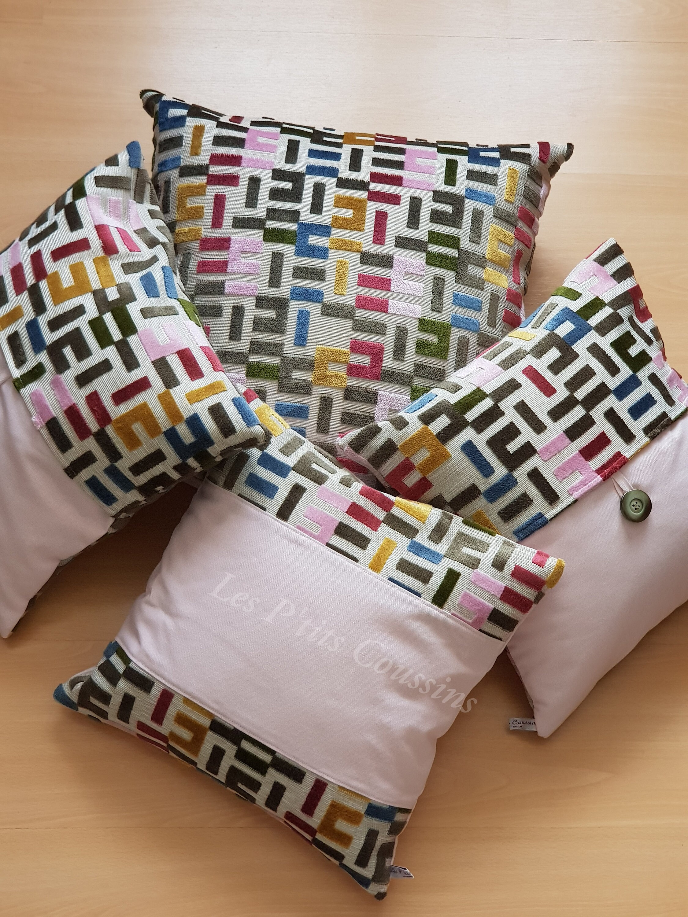 Housse de Coussin Aux Motifs Géométriques en Rose Poudré et Multicolores