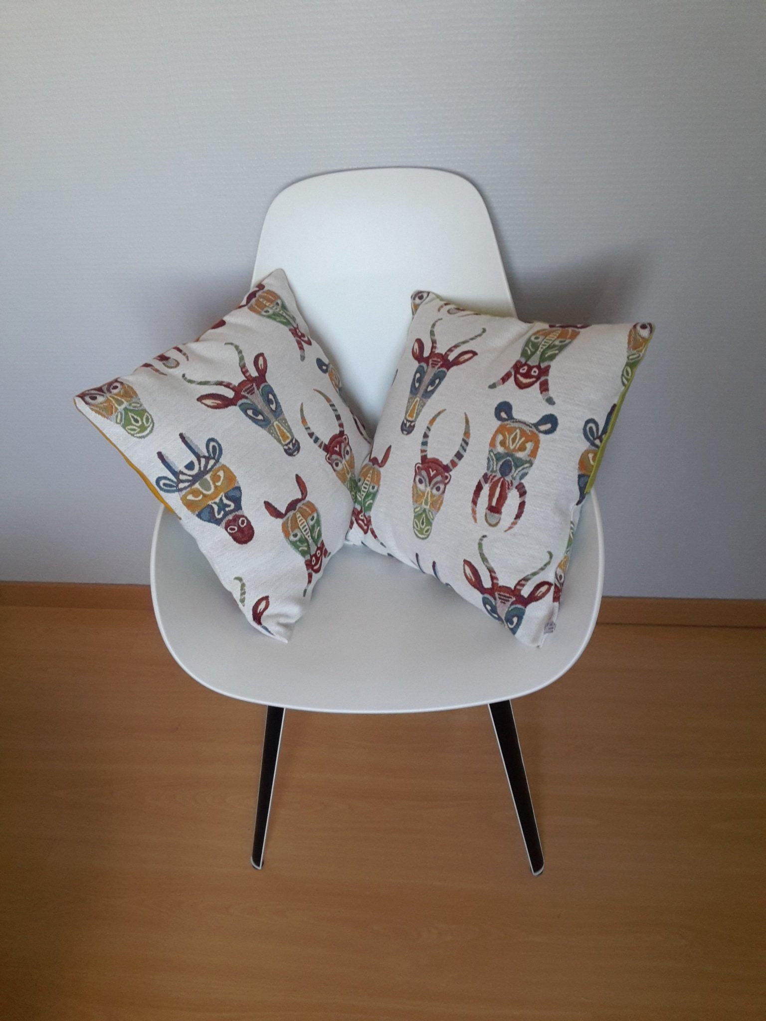 Housse de Coussin Aux Motifs Africains sur Fond Gris Très Clair Pour Une Décoration Au Style Ethniqu