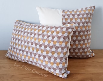 Housse de coussin décoratif en velours aux motifs géométriques jaune moutarde, beige et marron