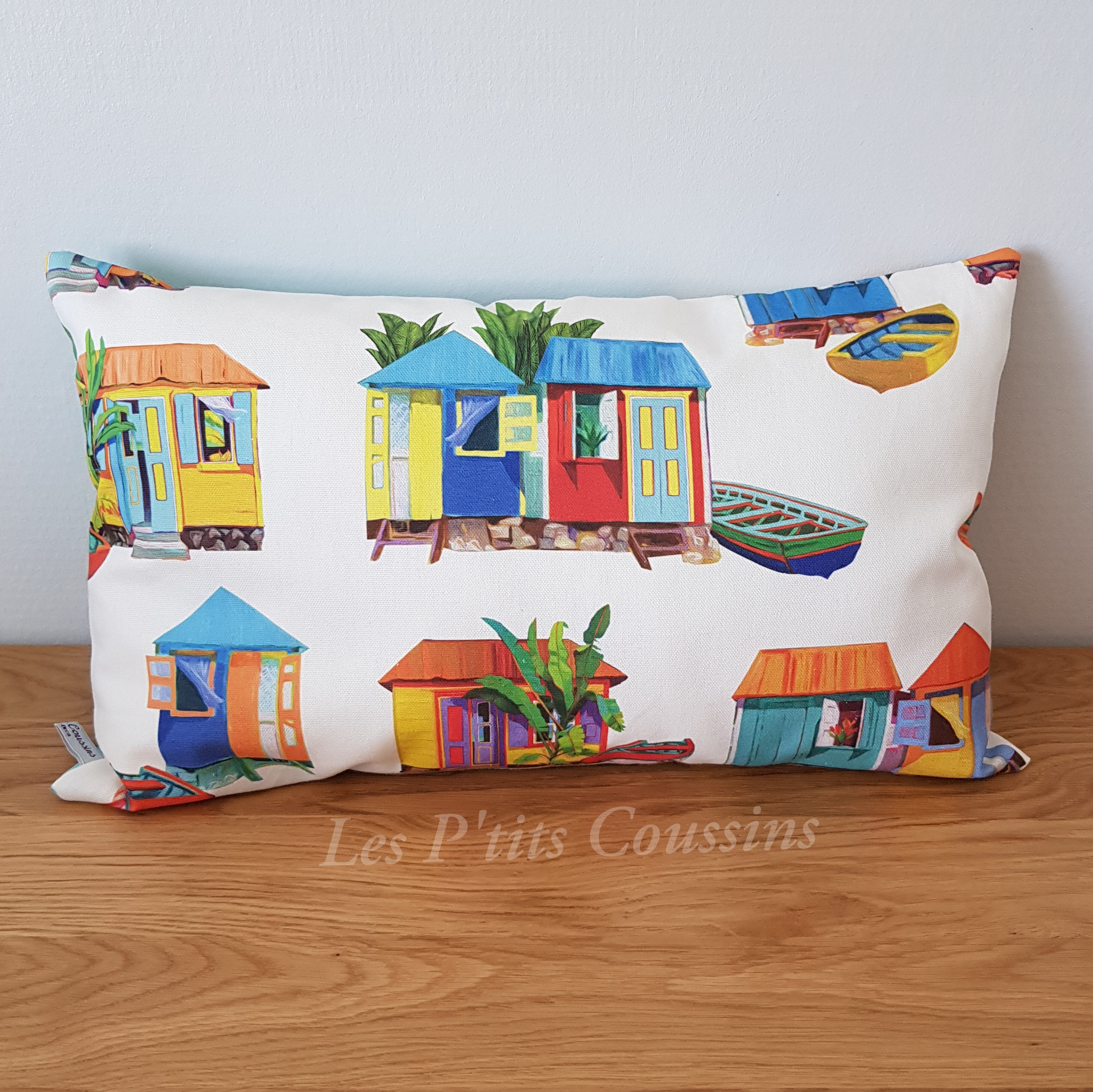 Housse de Coussin Aux Motifs Exotiques Cabanes Tropicales Colorées avec Palmier et Barques