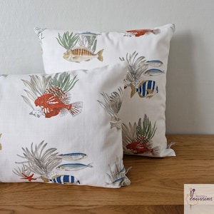 Funda de cojín con estampados marinos de algas y peces, cojín elegante de estilo playero.