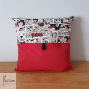 Housse de coussin aux motifs de bandes dessinées style manga, accessoire déco chambre ado, cadeau noël image 2