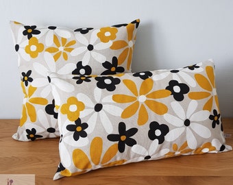 Housse de coussin motifs fleurs vintage jaune moutarde, blanc et noir, accessoire décoration salon seventies coloré