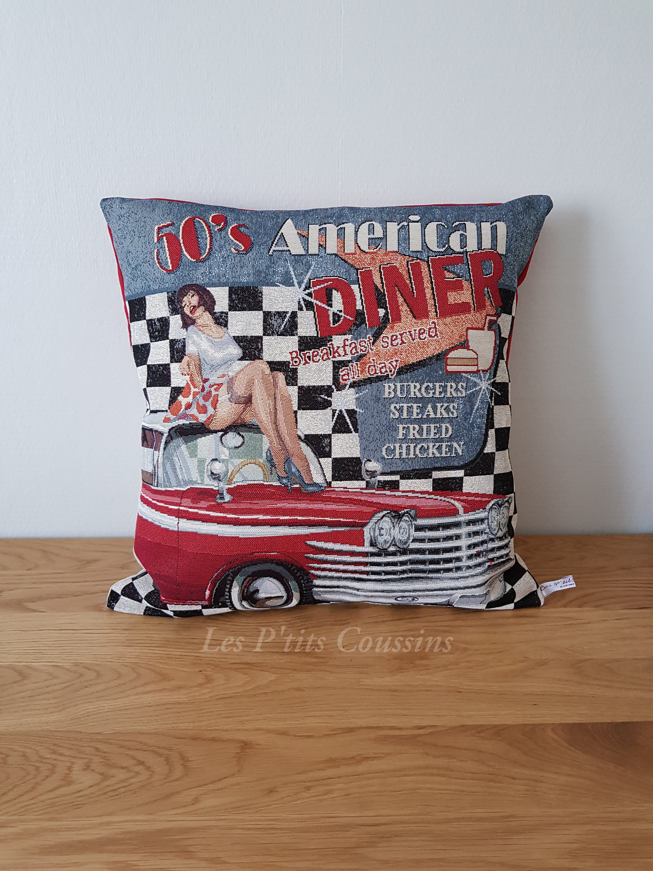 Housse de Coussin Aux Motifs d'une Voiture Américaine Rouge Vintage et Pin Up