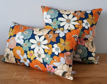 Housse de coussin motifs fleurs multicolores vintages, coussin style seventies coloré, coussin rectangulaire fleurs colorées