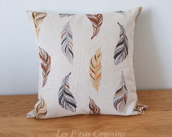 Housse de coussin décoratif motifs plumes dans les tons de beige et de marron, coussin motif amérindien