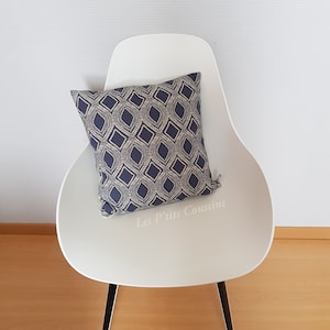 Housse de coussin aux motifs géométriques en bleu et lin image 4